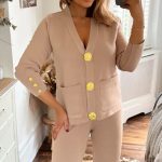 Πλεκτό μπεζ σετ με μεγάλα κουμπιά