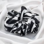 Ζεβρέ λευκά scrunchies για τα μαλλιά