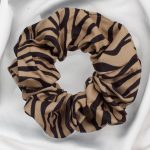Ζεβρέ μπέζ scrunchies για τα μαλλιά