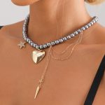 Κολιέ γκρί με πέρλες και κρεμαστά στοιχεία