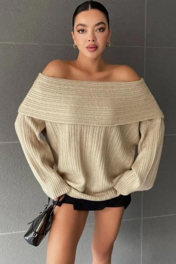 Offshoulder μακρυμάνικο πλεκτό τόπ για υπέροχους συνδυασμούς. Είναι onesize και καλύπτει απο small μέχρι large. 