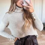 Πλεκτό μπεζ ζιβάγκο με πέρλες στα μανίκια