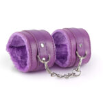 Μωβ γούνινες χειροπέδες