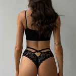 Μαύρο σλιπ με φλοράλ δαντέλα