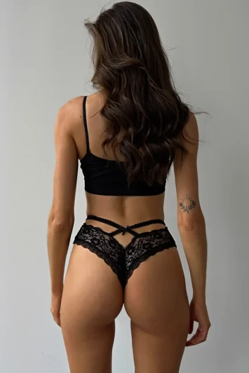 Μαύρο σλιπ με φλοράλ δαντέλα