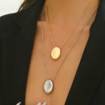 Κολιέ χρυσό και ασημί διπλής αλυσίδας με μεταλλικά μενταγιόν