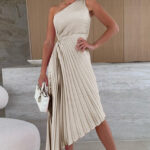 One shoulder πλισέ ασύμμετρο φόρεμα σε εκρού