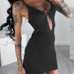 Πλεκτό μαύρο κοντό φόρεμα με κρίκο μπροστά