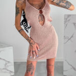 Πλεκτό ροζ κοντό φόρεμα με κρίκο μπροστά