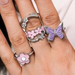 Σετ δαχτυλιδιών με λουλούδια και μωβ πεταλούδα