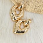 Σκουλαρίκια κρεμαστά χρυσά statement με μοντέρνο design