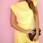 Τοπ κίτρινο με ασύμμετρο πέτο και draped λεπτομέρεια