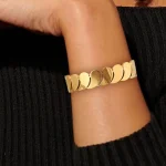 Χρυσό βραχιόλι με σχέδιο σταγόνας