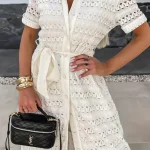 Φόρεμα άσπρο δαντελένιο με ζωνάκι και κουμπιά