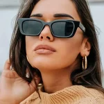 Γυαλιά ηλίου μαύρα τετράγωνα με διακριτικό χρυσό logo