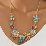 Κολιέ με θαλασσινά μοτίβα και πολύχρωμες πέτρες