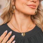 Κολιέ με χρυσές ράβδους σε μοντέρνο design