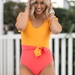 Ολόσωμο μαγιό με βολάν σε color block πορτοκαλί-φούξια