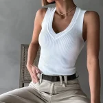 Λευκό κορμάκι ριμπ με V ντεκολτέ