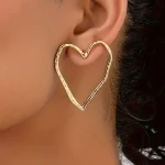 Σκουλαρίκια καρδιές με χρυσή λάμψη και minimal αισθητική