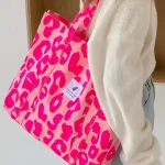 Τσάντα ώμου με ροζ animal print σε φωτεινές αποχρώσεις