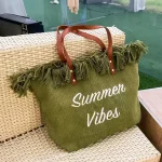 Τσάντα ψάθινη χακί με Summer Vibes print