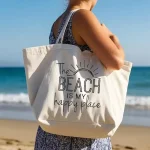 Τσάντα θαλάσσης σε εκρού χρώμα με quote print "The beach is my happy place"