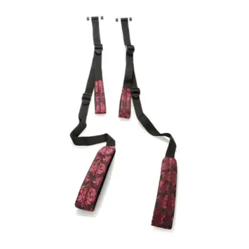 KooKoo 25 Κούνια πόρτας Scandal με κόκκινους και μαύρους ενισχυμένους ιμάντες για τα χέρια και τα πόδια.