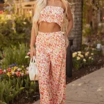 Ρομαντικό floral σετ με παντελόνι και bandeau crop top