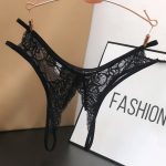 Sexy δαντελένιο σλιπ με άνοιγμα σε μαύρο