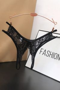 Sexy δαντελένιο σλιπ με άνοιγμα σε μαύρο