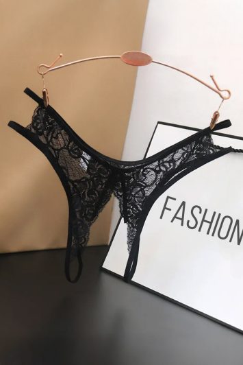 Sexy δαντελένιο σλιπ με άνοιγμα σε μαύρο