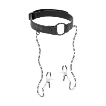 KooKoo 23 Μαύρο gag στόματος με δακτύλιο PVC και μεταλλικές αλυσίδες που καταλήγουν σε λαβίδες στήθους με λαστιχένια επένδυση.