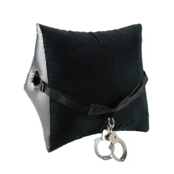 KooKoo 22 Μαύρο φουσκωτό μαξιλάρι στήριξης με εσωτερικό νάιλον ιμάντα και μεταλλικές χειροπέδες σε γκρι χρώμα.