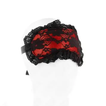 ΝΕΕΣ ΑΦΙΞΕΙΣ 22 Ποικιλία από μάσκες BDSM της KINK, συμπεριλαμβανομένων δερμάτινων μασκών και σατέν καλυμμάτων ματιών σε μαύρο και κόκκινο.