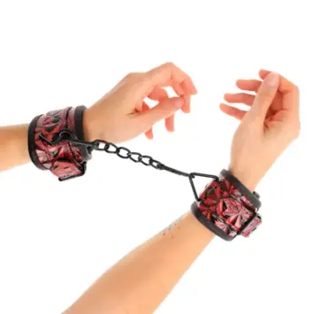 KooKoo 24 Ποικιλία περικάρπιων περιορισμού KINK σε μαύρο δέρμα, κόκκινο neoprene και μεταλλικά δεσμά με κρίκους.