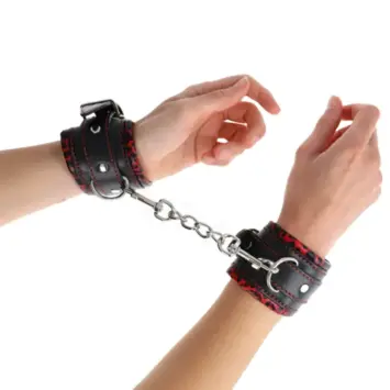 KooKoo 25 Ποικιλία περικάρπιων περιορισμού KINK σε μαύρο δέρμα, κόκκινο neoprene και μεταλλικά δεσμά με κρίκους D-ring.