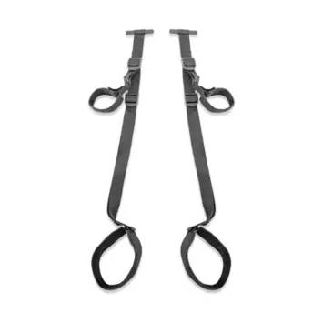 Μαύρη ερωτική κούνια πόρτας με ρυθμιζόμενους νάιλον ιμάντες, λαβές και μαλακή επένδυση για τους μηρούς.