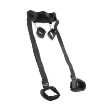 Ολοκληρωμένο σετ Position Master με μαύρους ιμάντες στήριξης ποδιών, χειροπέδες και κόκκινη σατέν μάσκα.