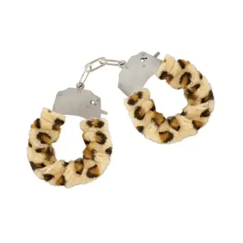 Μεταλλικές χειροπέδες με μαλακή λεοπάρ γούνινη επένδυση και ασημί αλυσίδα σε λευκό φόντο.