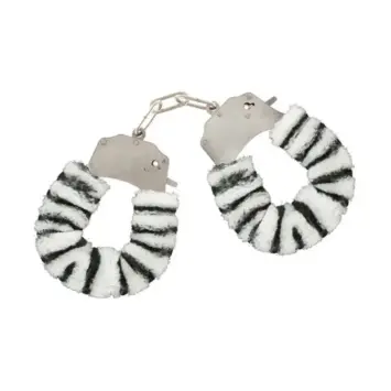 Μεταλλικές χειροπέδες με ασπρόμαυρη γούνινη επένδυση ζέβρα και ασημί αλυσίδα.